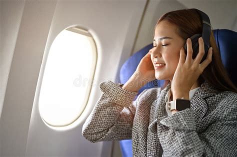 how to listen to music on a plane: what you need to know about noise cancellation headphones